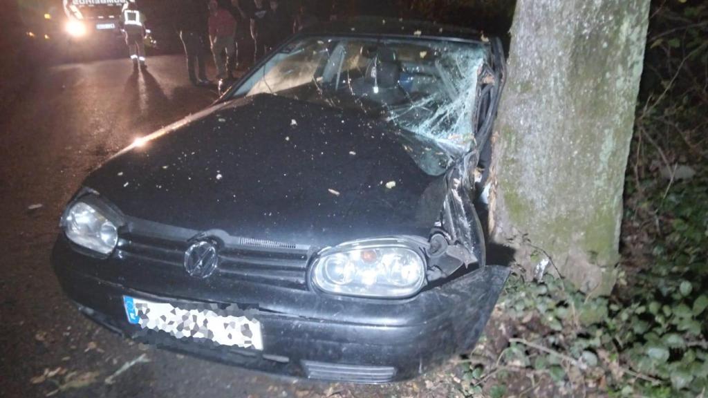 Cuatro personas trasladadas en Arzúa (A Coruña) tras chocar con su coche contra un árbol