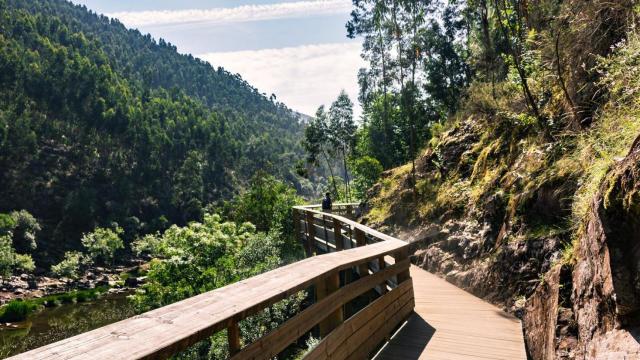 Un tramo de ruta por una pasarela de madera.