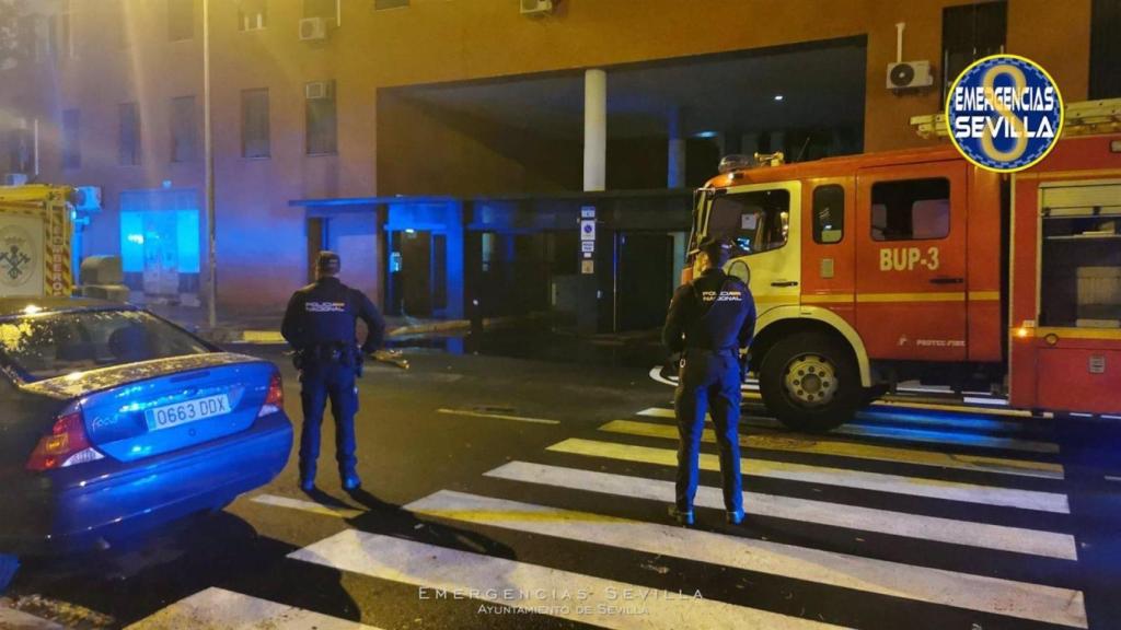 La Policía en la zona del incendio en un parking subterráneo de Pino Montano