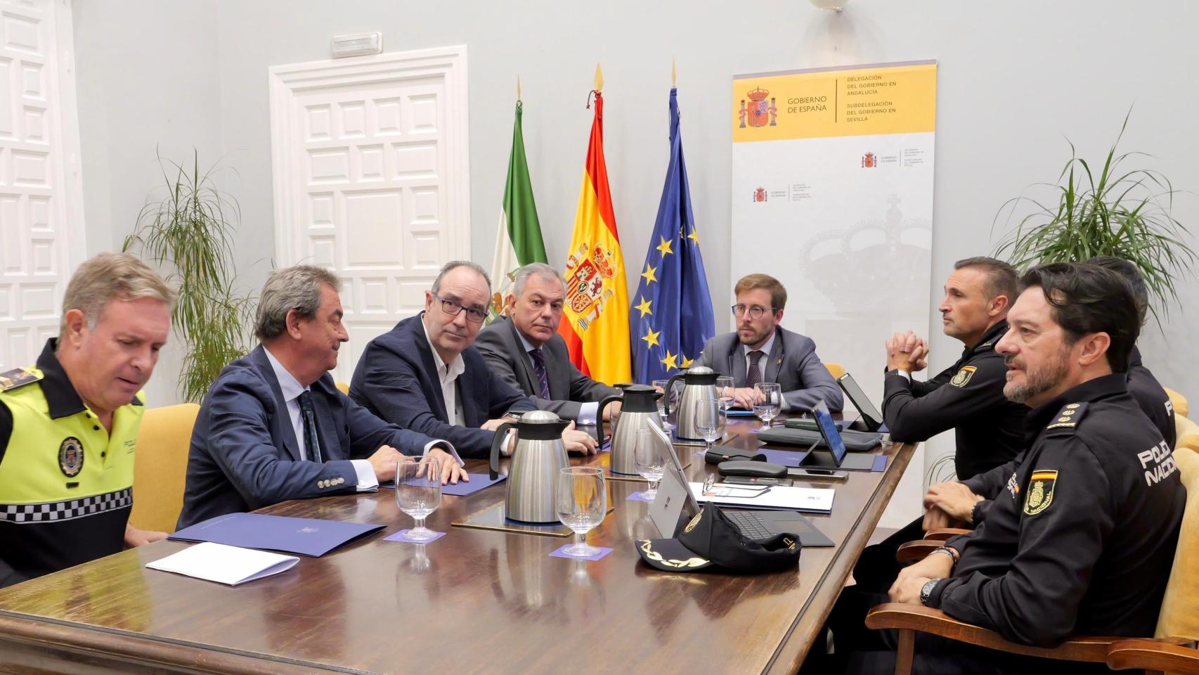 Imagen de la reunión entre el alcalde de Sevilla, José Luis Sanz, y el subdelegado del Gobierno, Francisco Toscano.