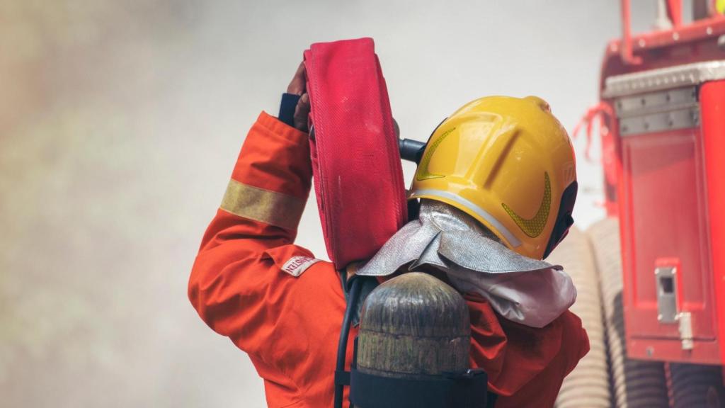 Un bombero apagando un fuego.