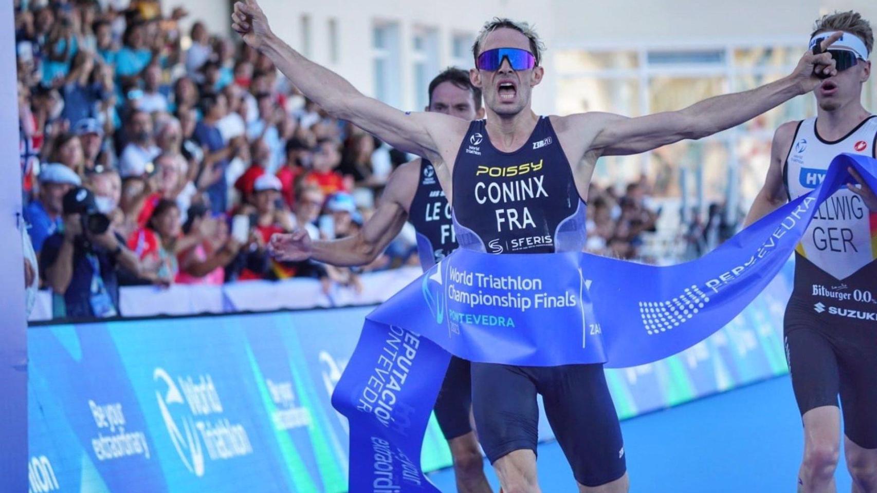 El francés Dorian Coninx celebra su victoria en Pontevedra la gran final de las Series Mundiales de 2023.