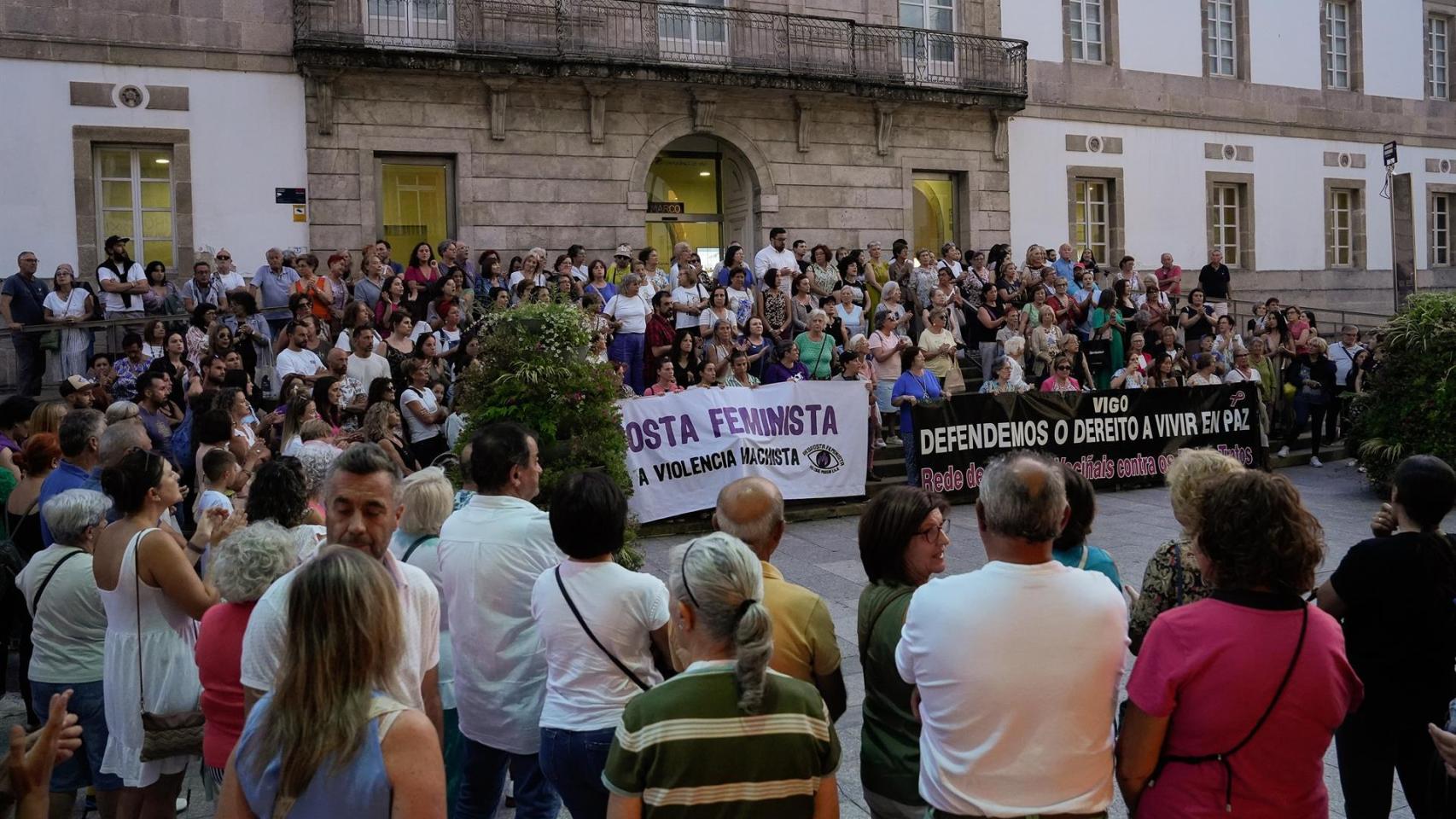 Decenas de personas durante una concentración frente al Museo Marco por el caso