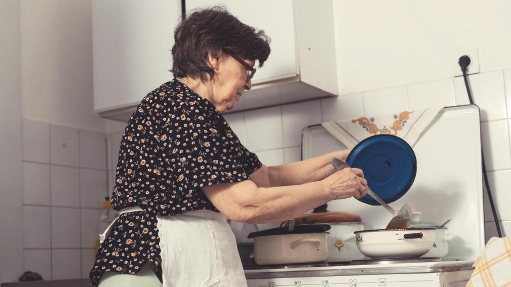 Mujer cocinando.