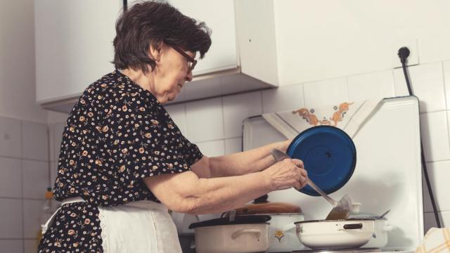 Mujer cocinando.