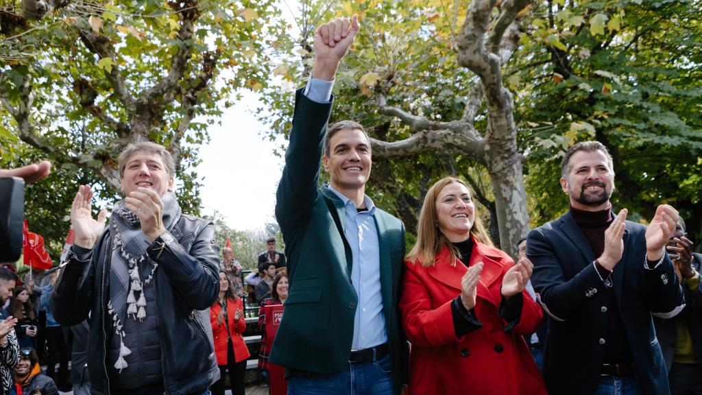 El alcalde de Soria, Carlos Martínez, el presidente del Gobierno, Pedro Sánchez, la vicesecretaria general del PSCyL, Virginia Barcones, y el secretario general, Luis Tudanca, en un acto en la capital soriana en octubre de 2022