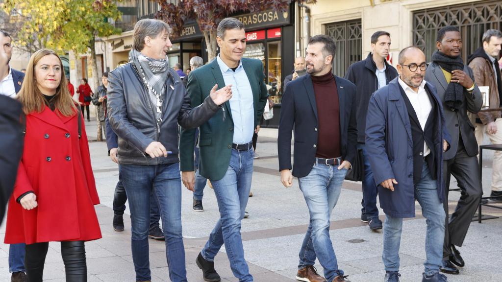 La vicesecretaria general del PSCyL, Virginia Barcones, el alcalde de Soria, Carlos Martínez, el presidente del Gobierno, Pedro Sánchez, y el secretario general del PSCyL, Luis Tudanca, durante un paseo por Soria en octubre de 2022