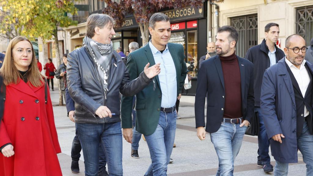 La vicesecretaria general del PSCyL, Virginia Barcones, el alcalde de Soria, Carlos Martínez, el presidente del Gobierno, Pedro Sánchez, y el secretario general del PSCyL, Luis Tudanca, durante un paseo por Soria en octubre de 2022