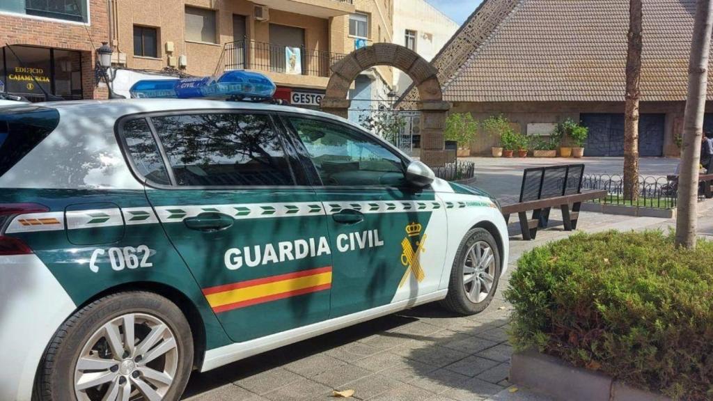 Una patrulla de la Guardia Civil estacionada en una calle del municipio de Torre Pacheco donde apareció muerto Said.