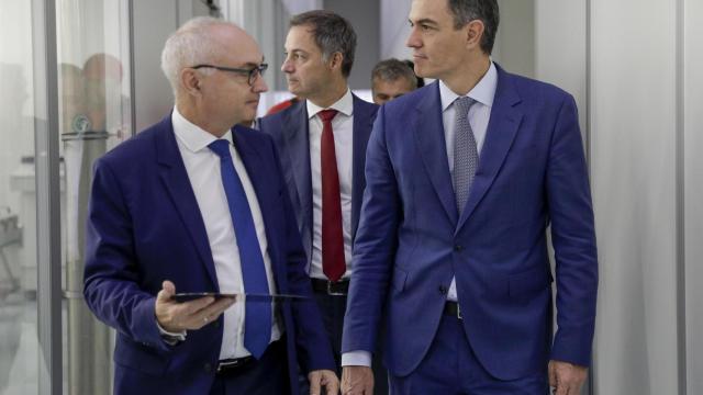 El presidente del Gobierno, Pedro Sánchez (d), visita junto al primer ministro de Bélgica, Alexander de Croo (c) la sede de IMEC en Lovaina, Bélgica este viernes.