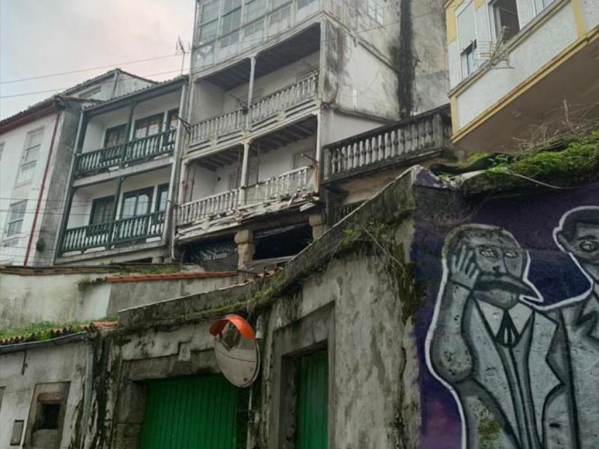 Construcción ruinosa en el casco antiguo de Betanzos.