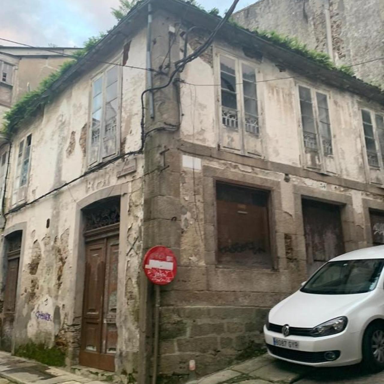 Edificio en mal estado en el casco histórico de Betanzos.