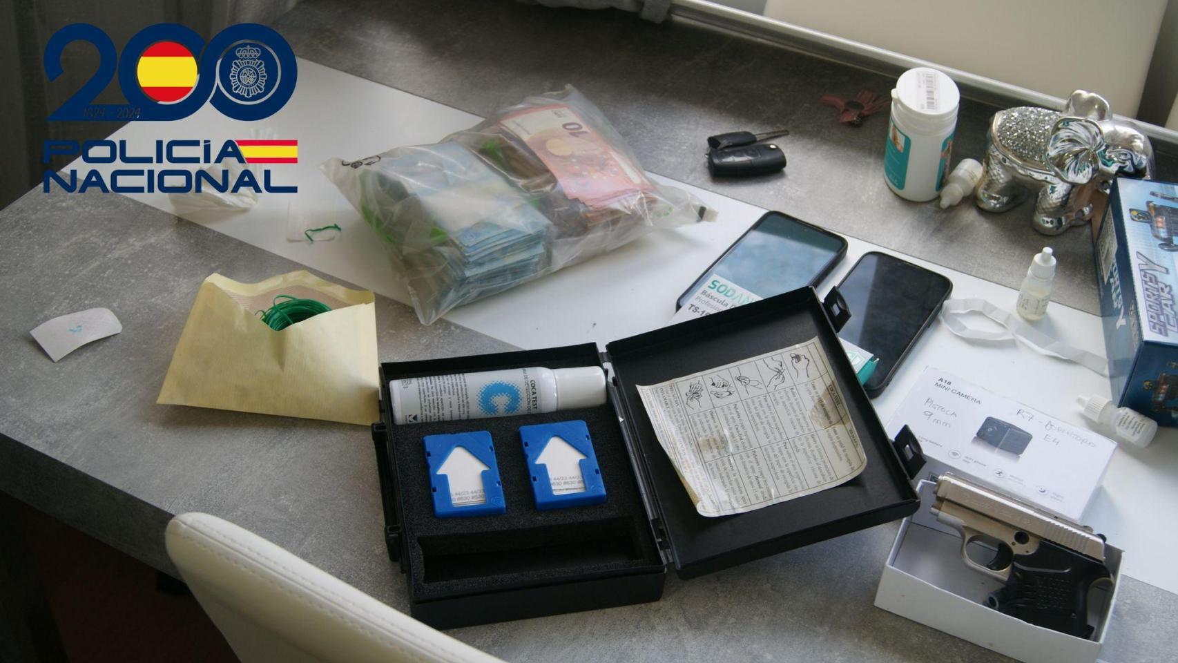 Droga, dinero y armas intervenidos durante la operación policial.