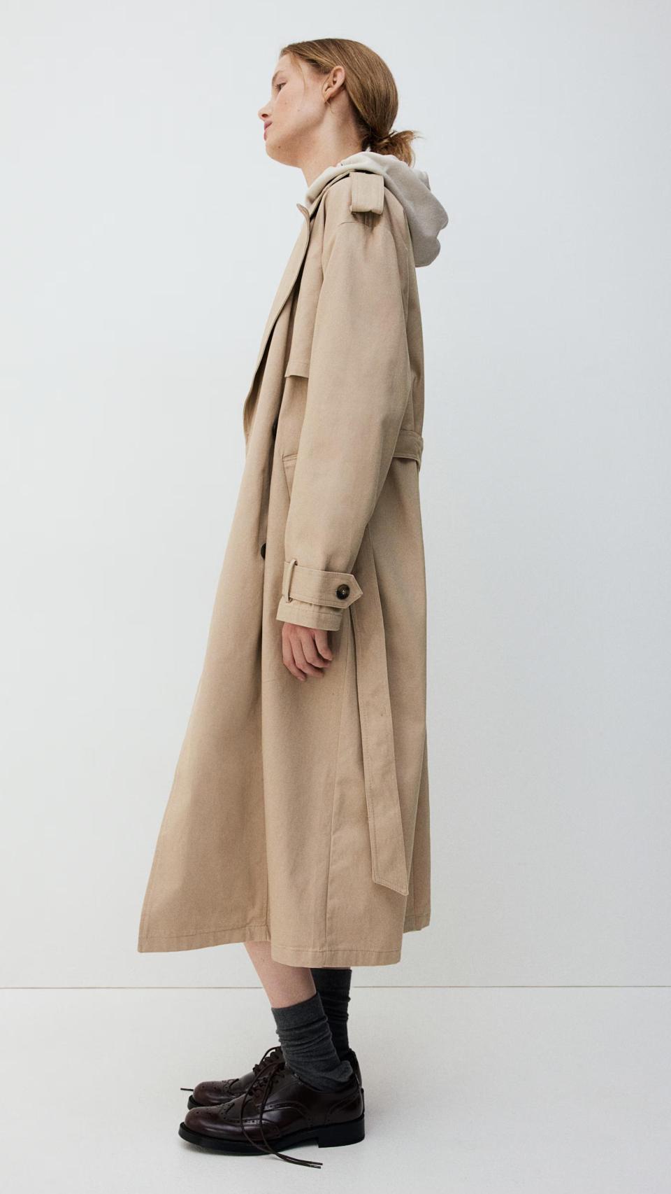 Gabardina beige, de H&M.