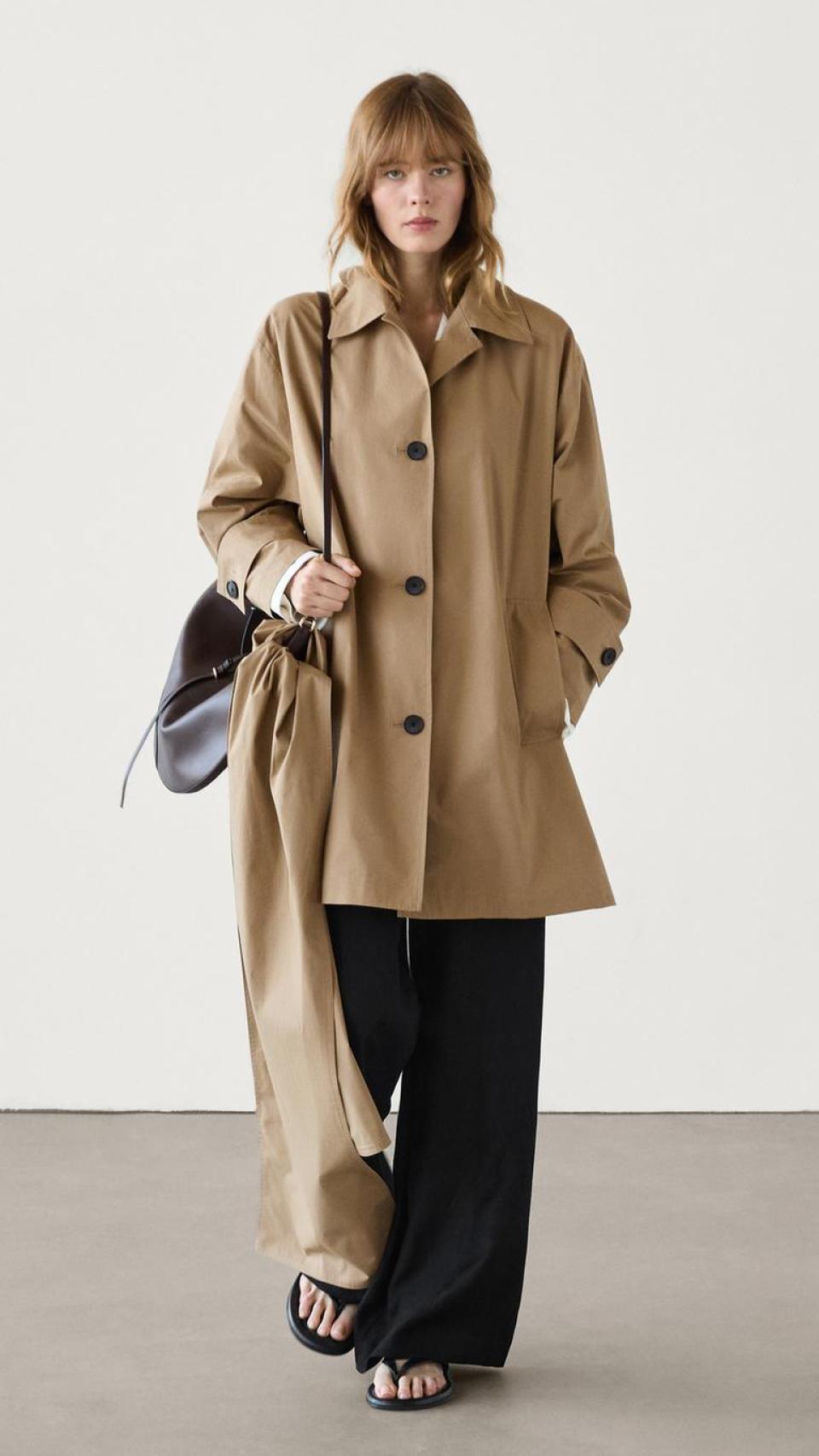 Gabardina con bufanda, de Massimo Dutti.