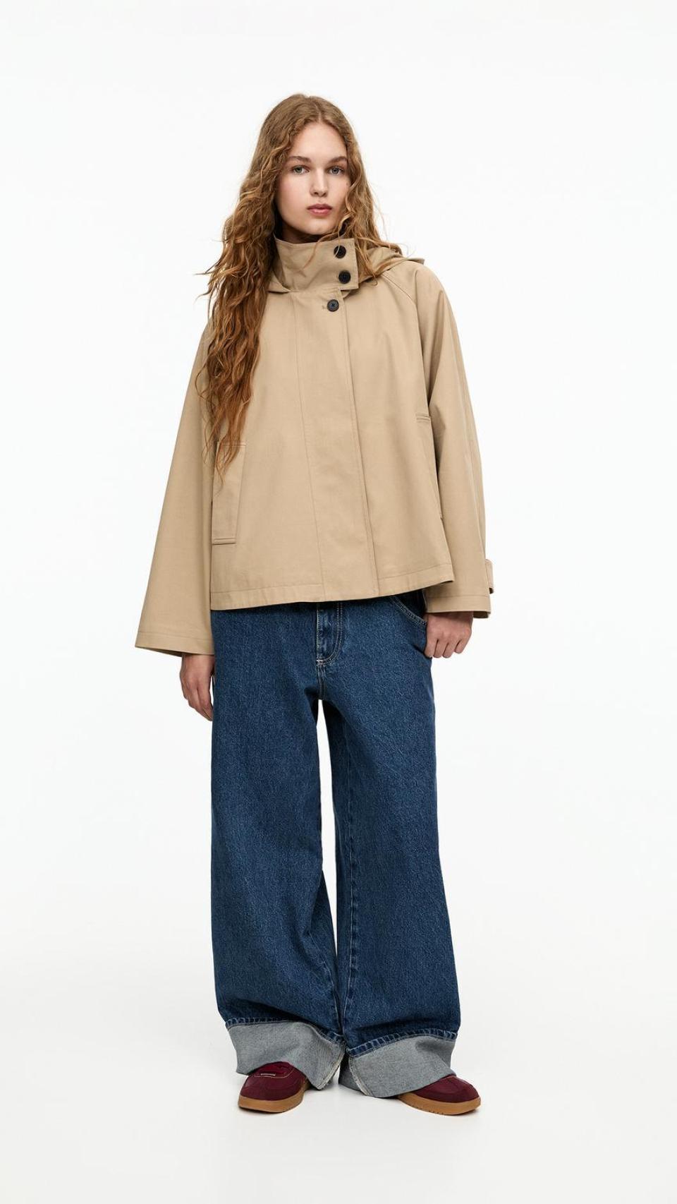 Gabardina con capucha, de Pull &Bear.