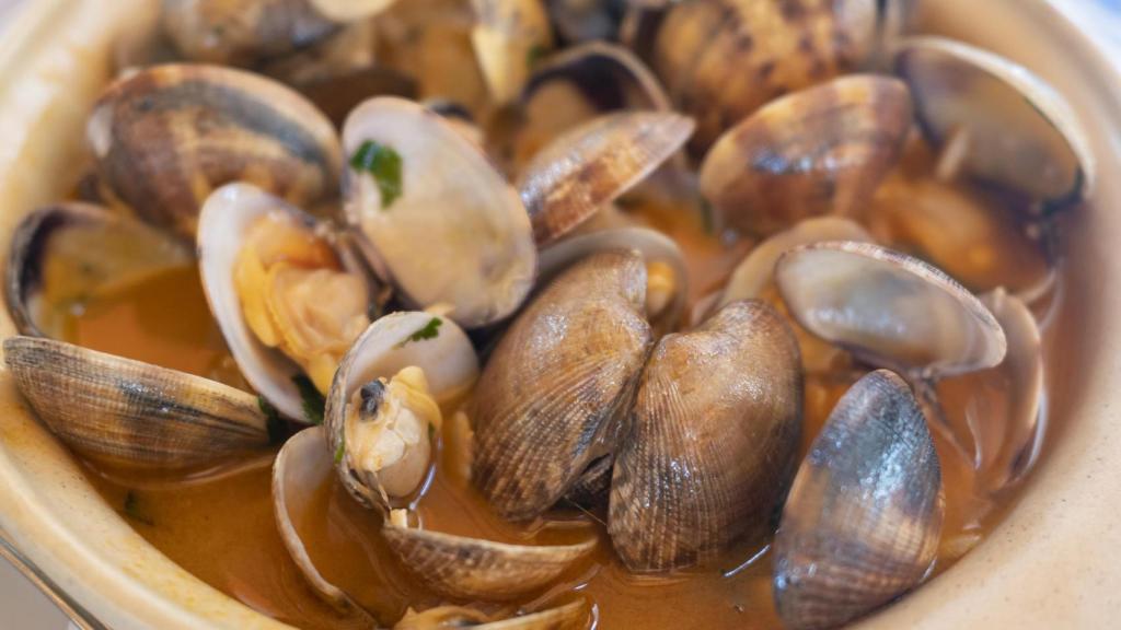 Un plato de almejas a la marinera.