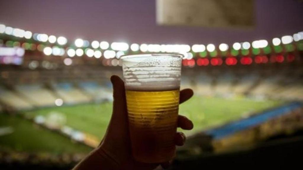 Imagen de archivo de una cerveza en un estadio de fútbol