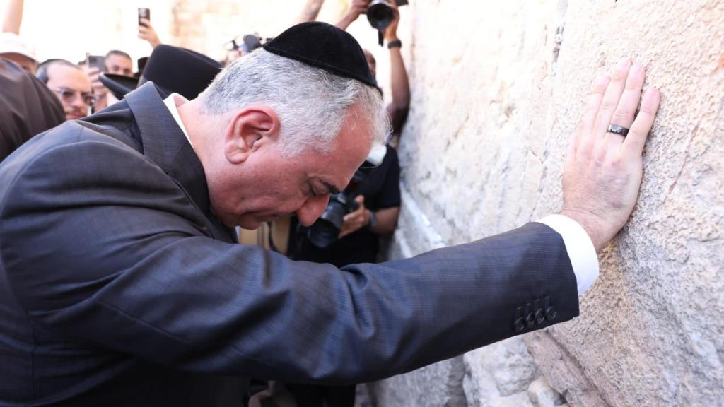 Reza Pahlaví en el Muro de las Lamentaciones de Jerusalén, durante una visita a Israel en abril de 2023.