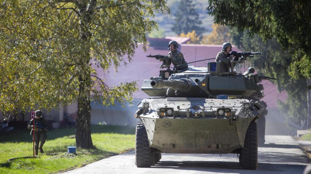 Dos vehículos de combate Centauro se adentran en una zona urbana.