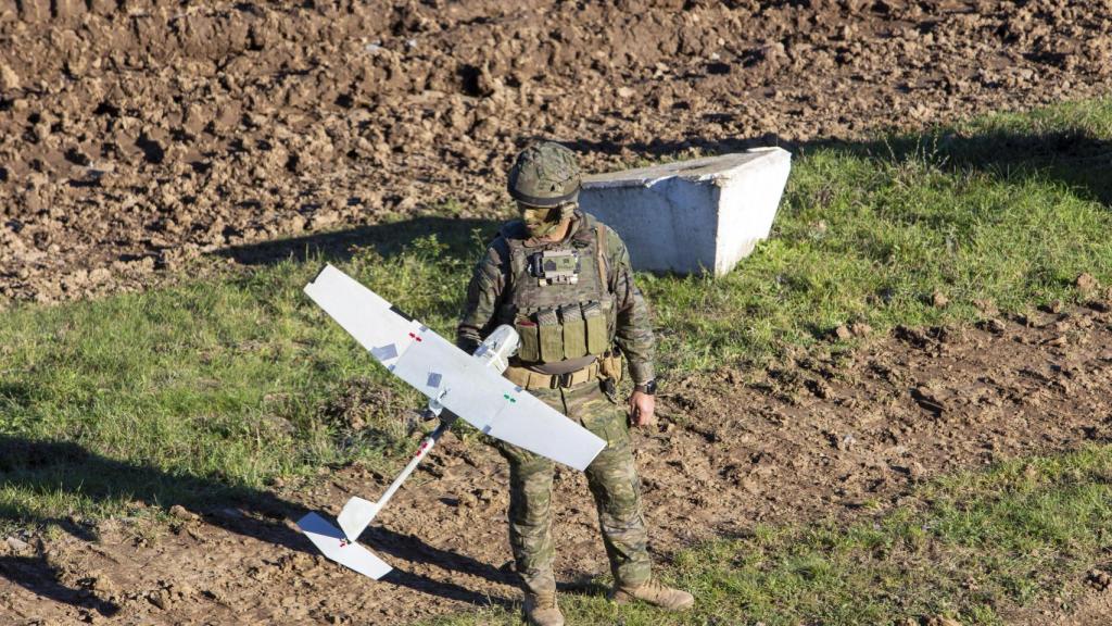 Un paracaidista lanza el UAV Raven, un dron que sirve para localizar las unidades enemigas.