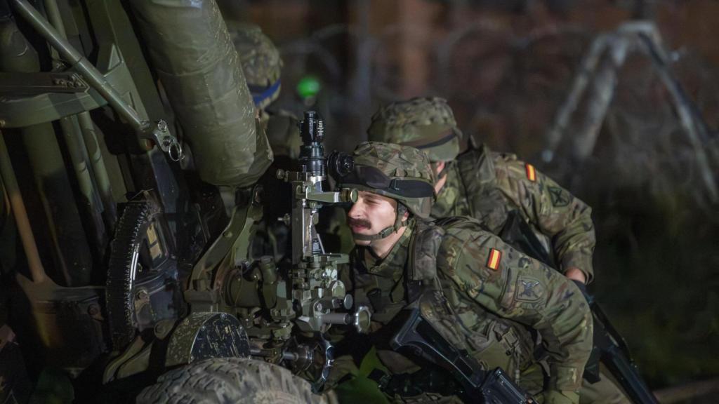 Un soldado utiliza el periscopio de la batería de artillería de campaña.