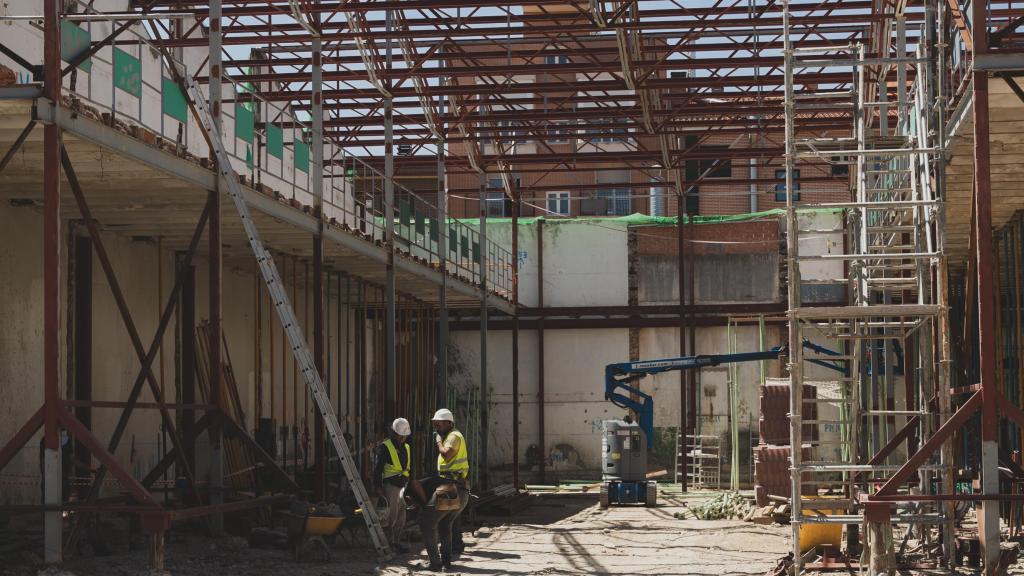 Obreros avanzando en la construcción de la calle Antoñita Jiménez.