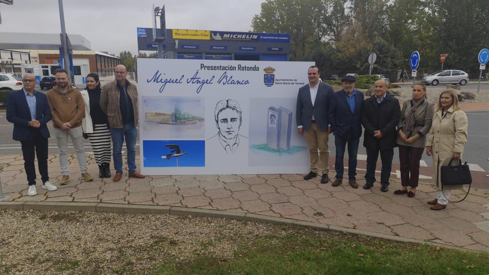 Presentación del boceto del monolito a Miguel Ángel Blanco en Santa Marta