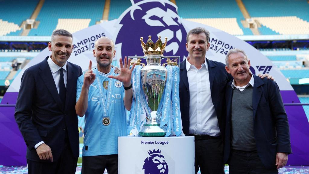 Pep Guardiola celebra con el presidente, Ferran Soriano y Txiki Begiristain la Premier League.