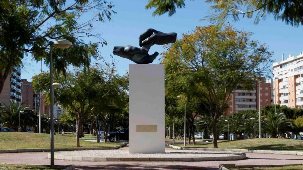 Escultura conmemorativa del Centenario del Colegio: Las manos que cuidan