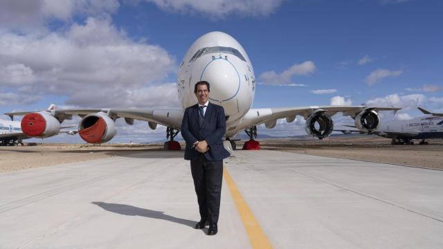 El director general y gerente del Aeropuerto de Teruel posa para EL ESPAÑOL. A sus espaldas, diferentes aeronaves almacenadas en sus instalaciones.