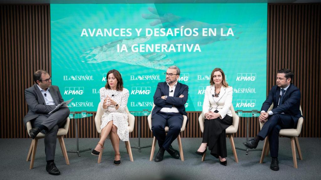 De izq. a dcha.: Alfonso Muñoz (EL ESPAÑOL-Invertia), Lucía Flecha (Ferrovial), José Manuel de la Chica (Santander), Silvia Hernández (Microsoft) y David Sanz (KPMG Lighthouse).-57