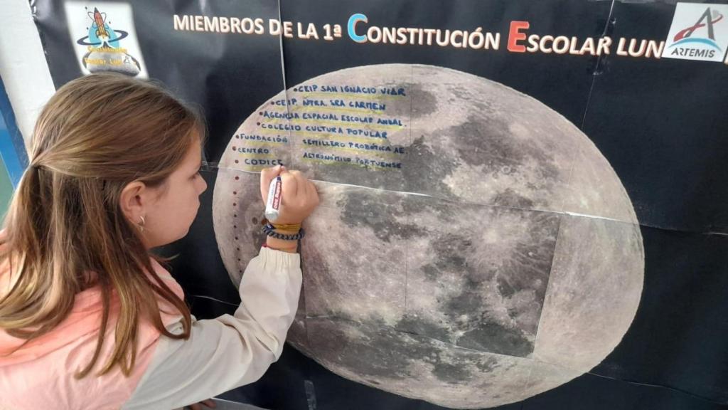 Una alumna del colegio Ignacio del Viar realizando una actividad sobre la Luna