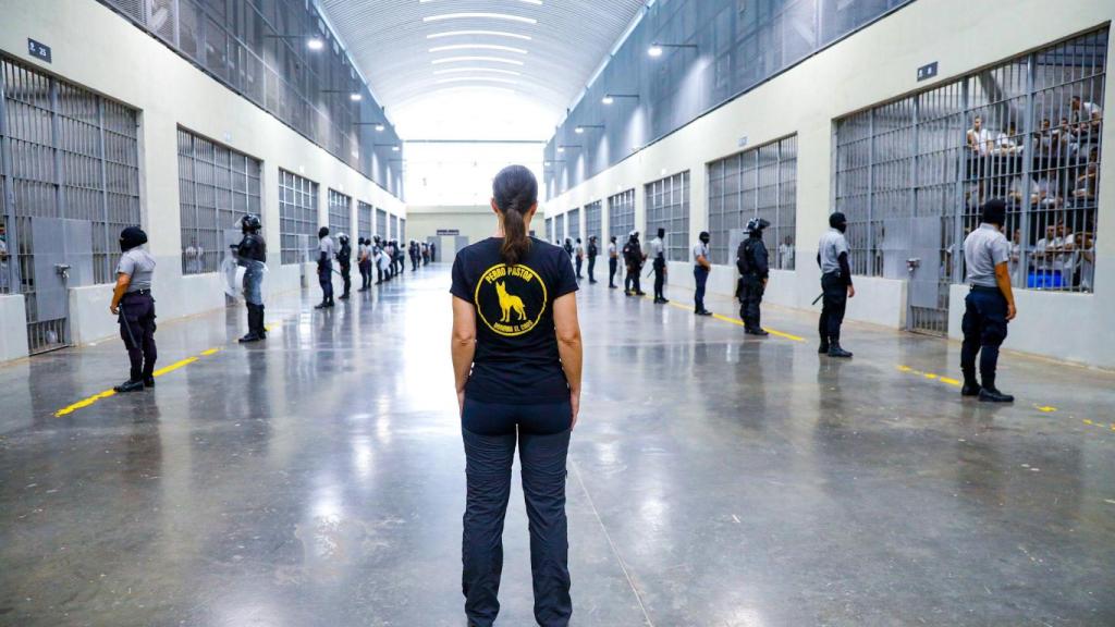 En la camiseta de Olona se puede leer perros pastores en honor a las fuerzas del orden.