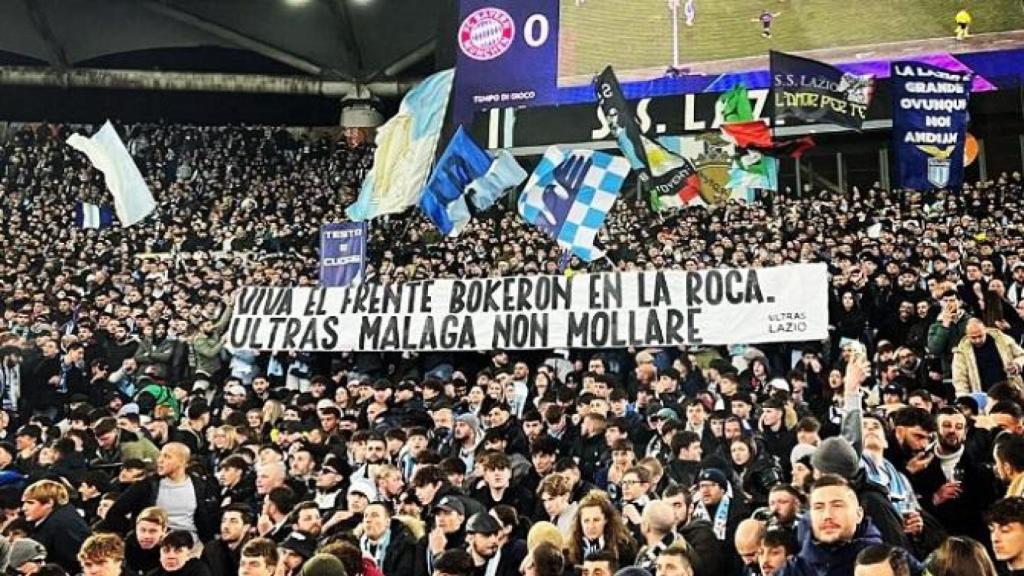 Ultras de la Lazio apoyando al Frente Bokerón en el estadio de Roma.