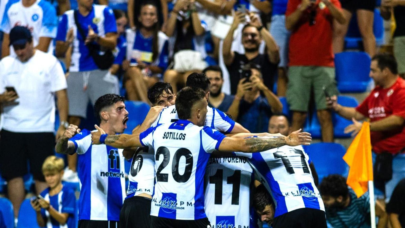 Llos jugadores del hercules celebran un gol durante un partido de presente temporada.