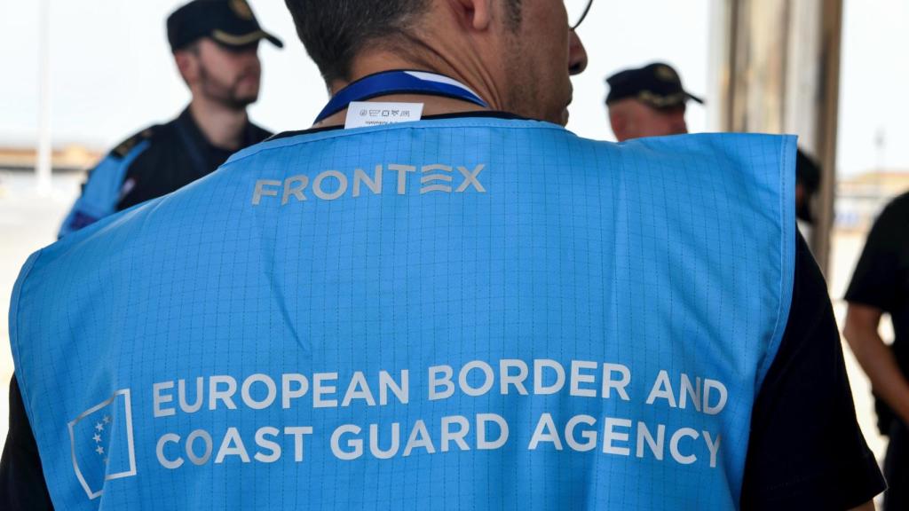 Un trabajador de Frontex en Ceuta (España).