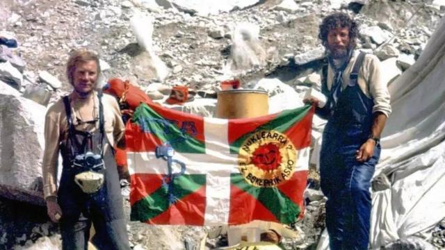 Martín Zabaleta y un compañero de la expedición que coronó el Everest en 1980 con la ikurriña proETA.