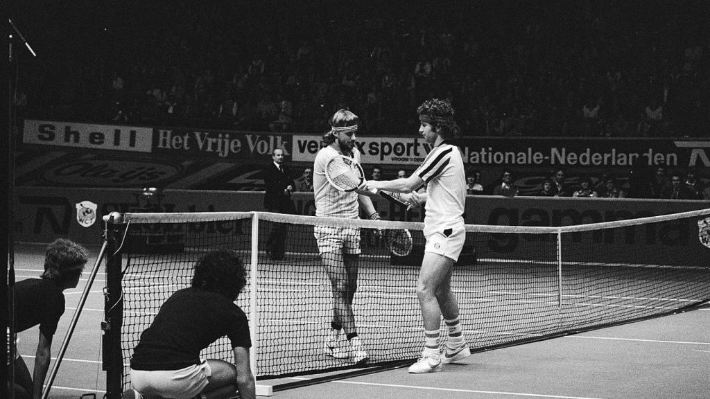 Borg y McEnroe se saludan en la red después de uno de sus primeros partidos.