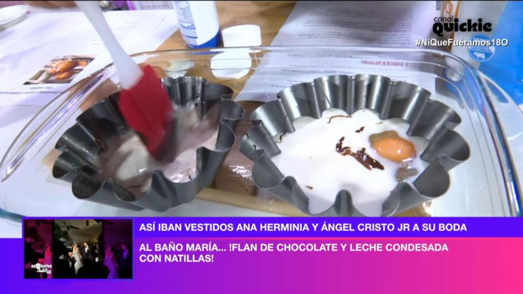 María Patiño, elaborando el flan de chocolate.