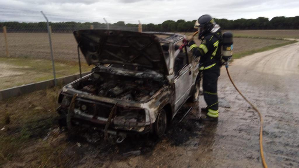 Un bombero trabajando en el incendio de un todoterreno