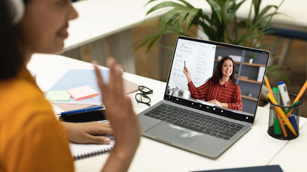 Una mujer asiste a una clase online.