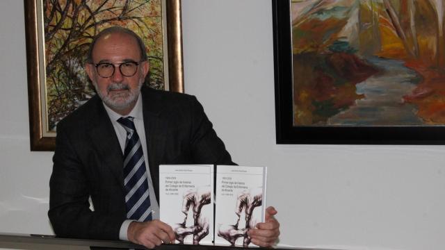 José Antonio Ávila, secretario del Colegio de Enfermería de Alicante, con los dos volúmenes del libro del centenario.