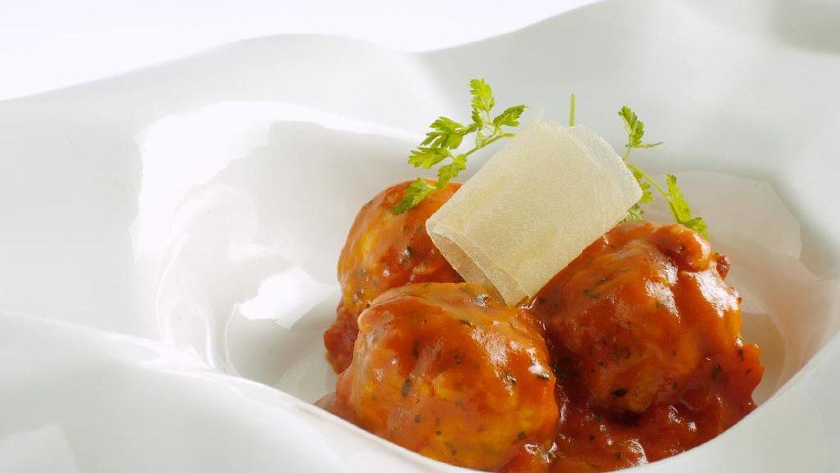 Albóndigas de bacalao con salsa de tomate.