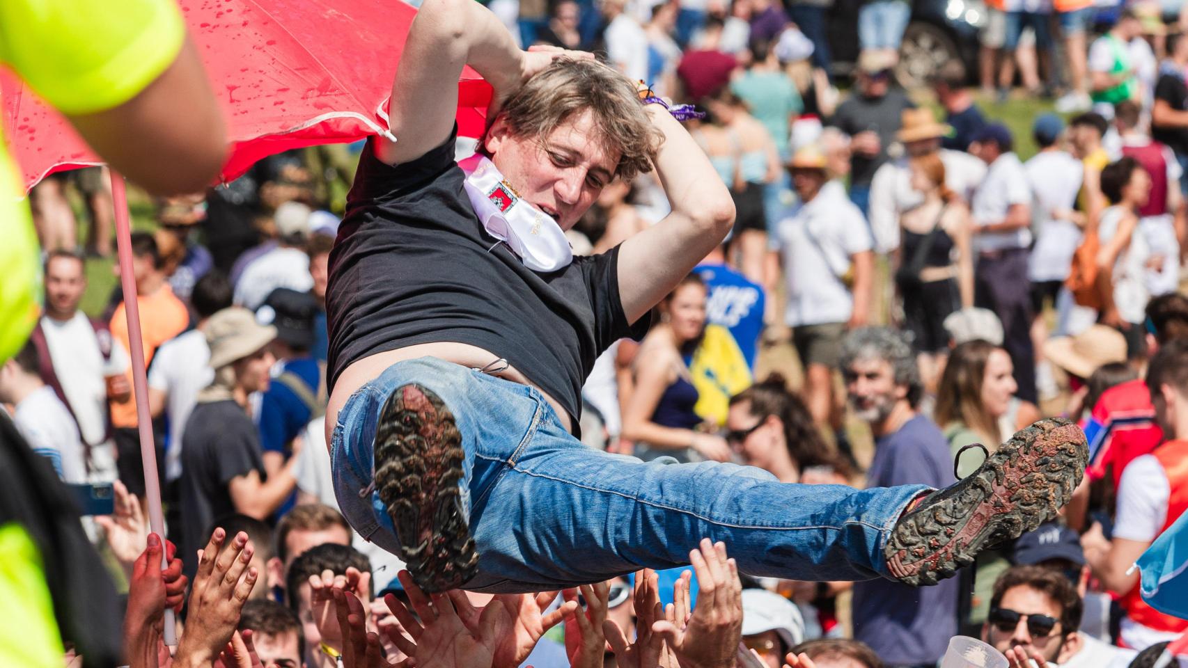 El alcalde de Soria, Carlos Martínez, es manteado por los 'sanjuaneros' en el monte Valonsadero, en la provincia soriana