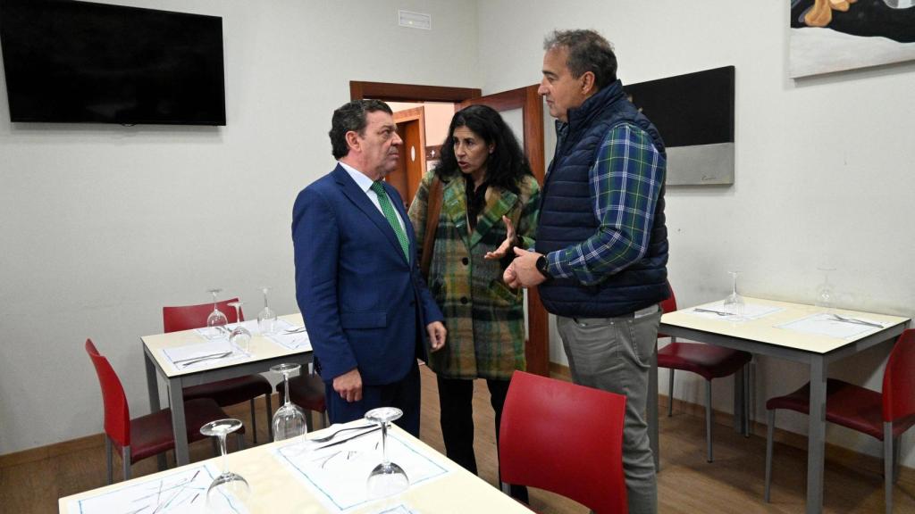 El consejero de la Presidencia, Luis Miguel González Gago, visita el bar de Hornillos de Cerrato, uno de los beneficiarios de la ayuda