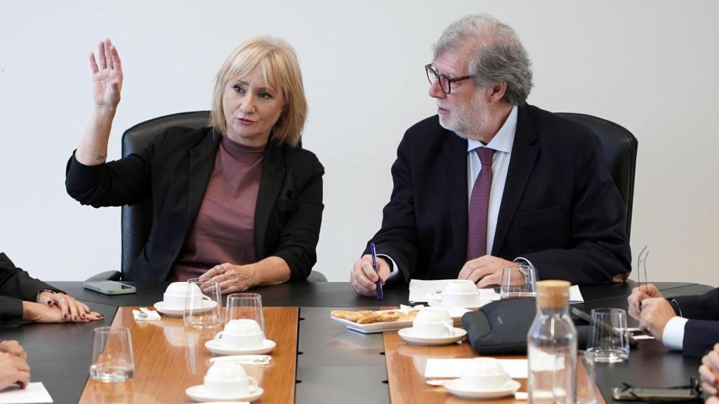 La consejera de Industria, Comercio y Empleo, Leticia García, y el presidente de CEOE Castilla y León, Santiago Aparicio