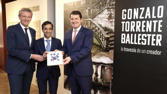 El presidente de la Junta de Castilla y León, Alfonso Fernández Mañueco, junto al presidente de la Xunta de Galicia, Alfonso Rueda y el alcalde de El Ferrol, Jose Manuel Rey, en el acto de inauguración de la exposición 'Gonzalo Torrente Ballester, la travesía de un creador.