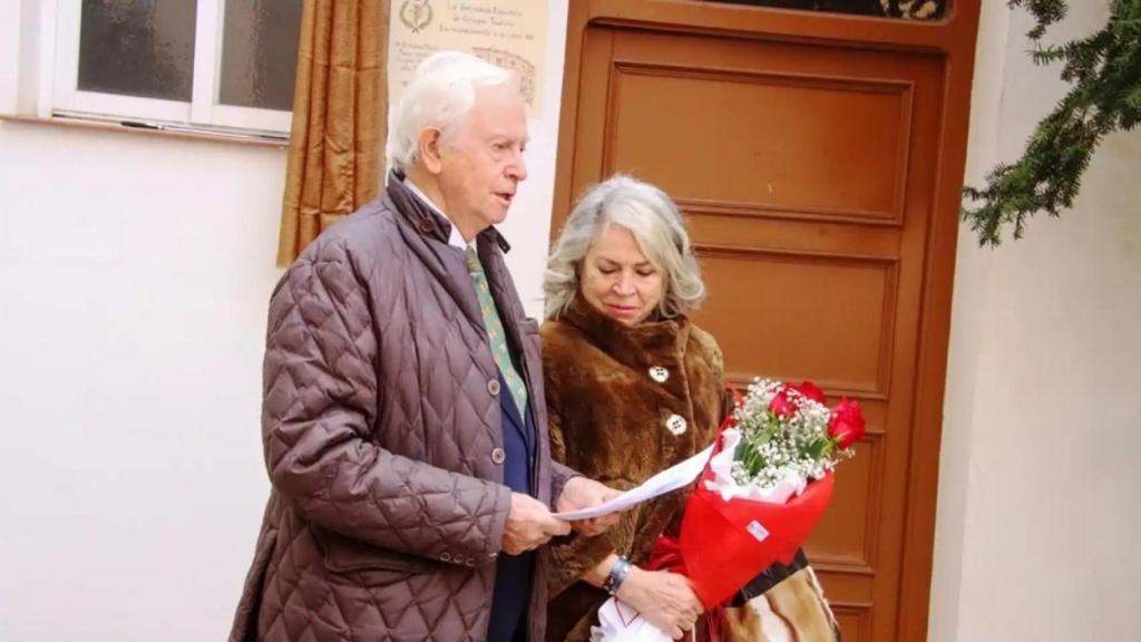 El Dr. Mateo junto a su esposa en el homenaje que le tributaron sus colegas en Valladolid el pasado año.