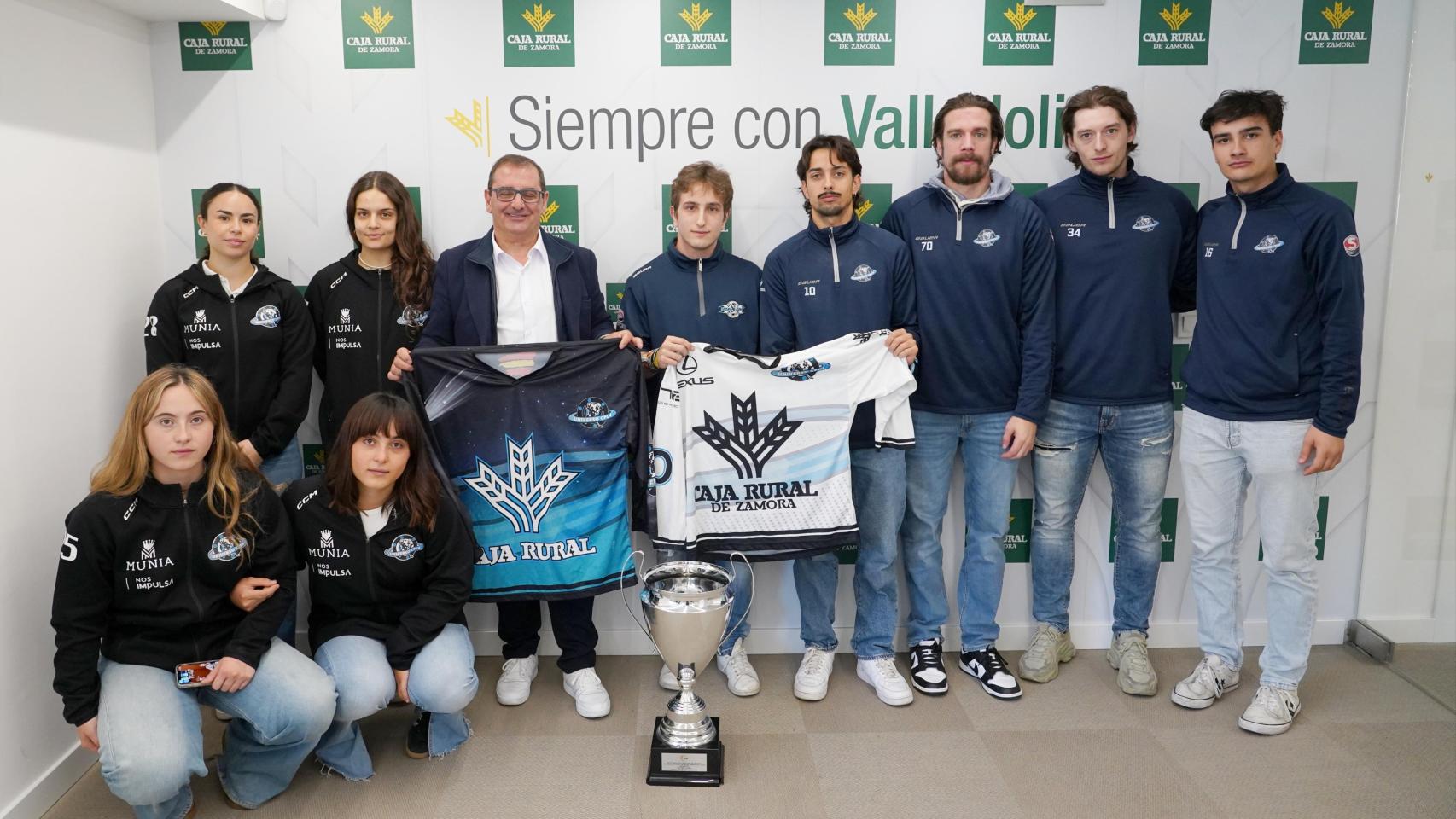 El director de Comunicación y Relaciones Institucionales de Caja Rural de Zamora, Narciso Prieto, junto a integrantes de los equipos femenino y masculino del CPLV Valladolid